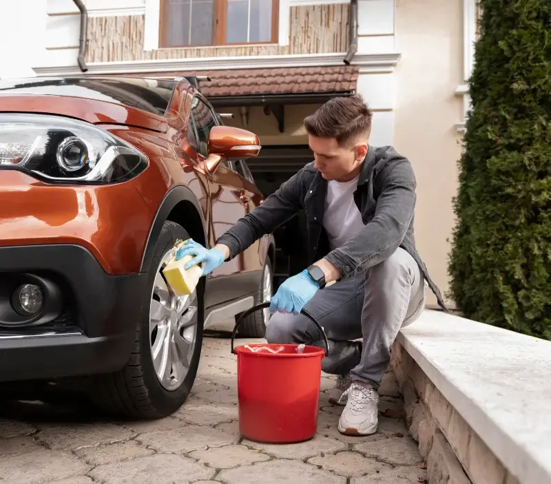 Lavage auto à domicile Vals-des-Tilles : professionnel intervenant sur un véhicule
